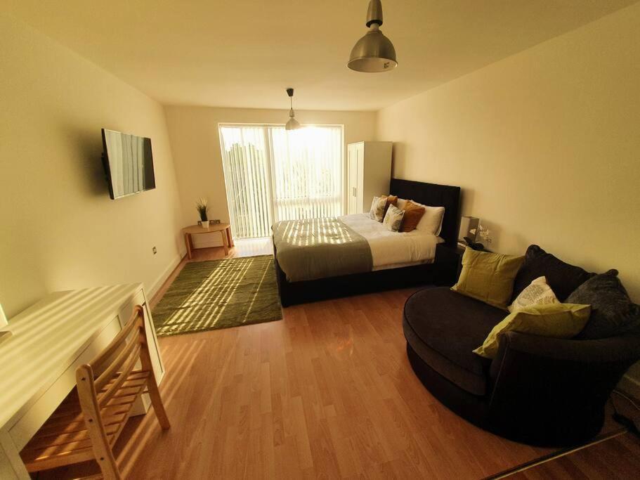 Contemporary Modern Studio Apartment - City Centre Бирмингем Экстерьер фото